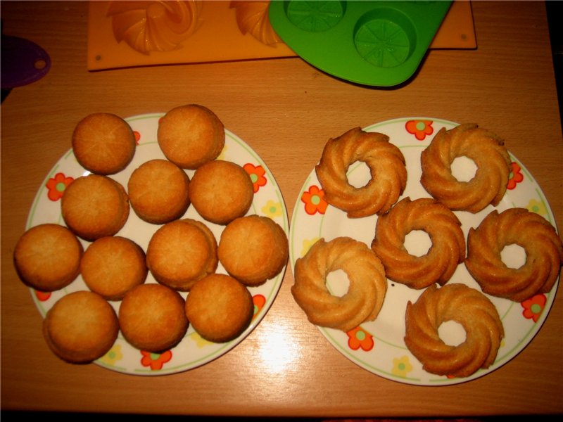 Cookies Christmas rings with lard.