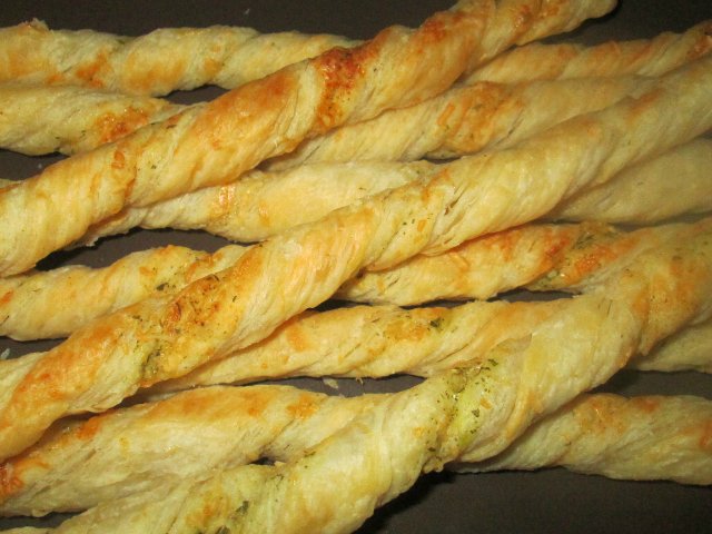 Homemade Cinnamon Twists and Cheese Straws - keso straw