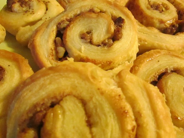 Riccioli di caramelle con noci (panini appiccicosi facili)