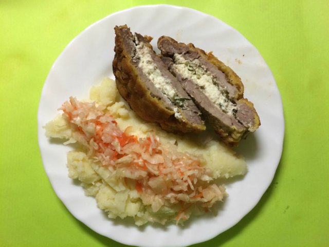 Fuldaer varkensschnitzel gevuld met feta (Fuldaer Sack)