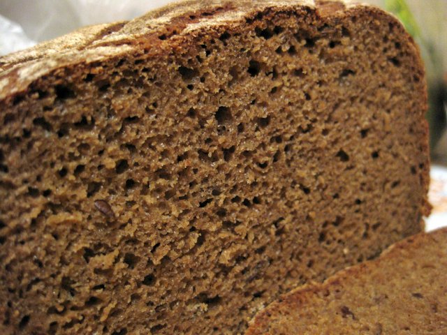 Sourdough rye tinapay sa isang gumagawa ng tinapay