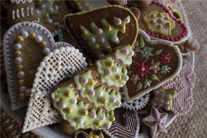 We decorate gingerbread cookies, cookies