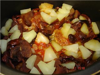 Chicken thighs with dried fruits and pineapple (multicooker-pressure cooker Polaris 0305)