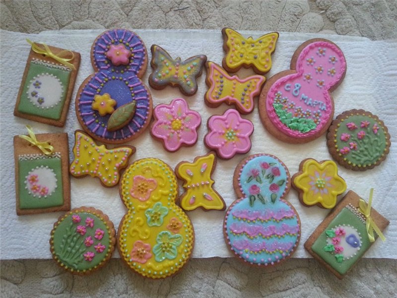 We decorate gingerbread cookies, cookies