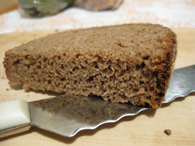 Sourdough rye tinapay sa isang gumagawa ng tinapay