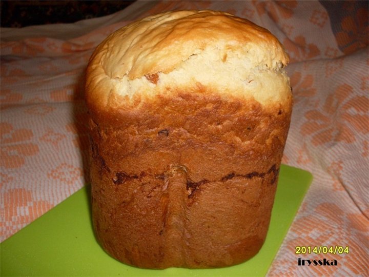 Kulich Koninklijke spelbreker in een broodbakmachine