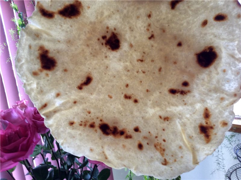 Tortillas mexicanas (tortillas) en una sartén y en la Tortilla Maker por lu_estrada