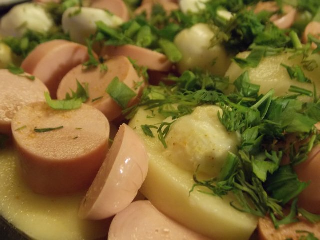 Cazuela de patatas con salchichas y queso mazarella (parrilla de contacto VVK)