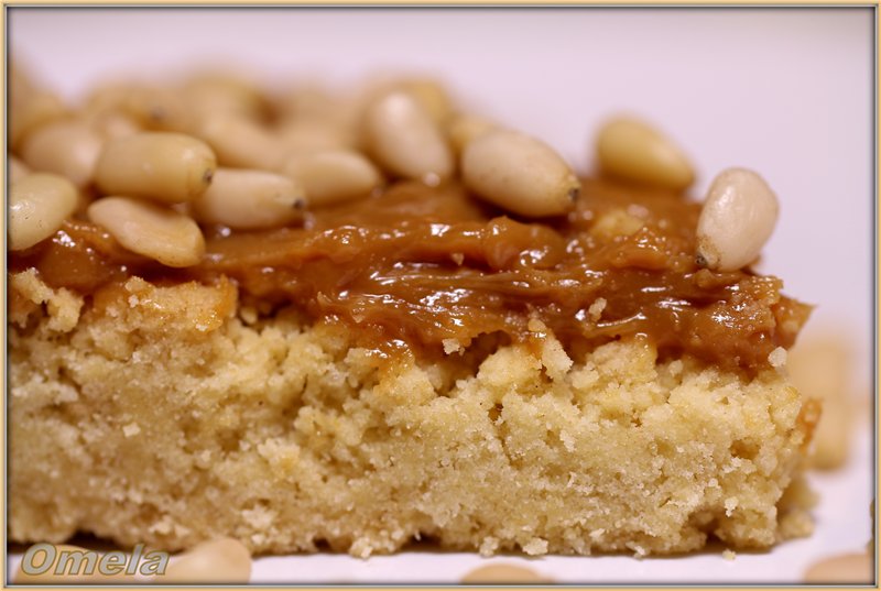 Shortbread con leche condensada y piñones