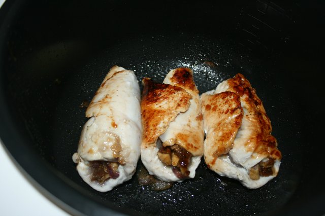 Festive chicken rolls with figs and caramelized onions