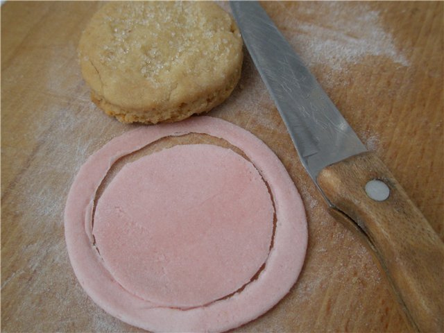 Galletas de mantequilla de levadura para el año nuevo (decorar con los niños)