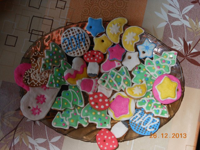 We decorate gingerbread cookies, cookies