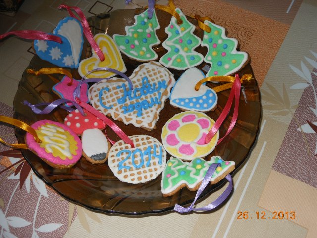 We decorate gingerbread cookies, cookies