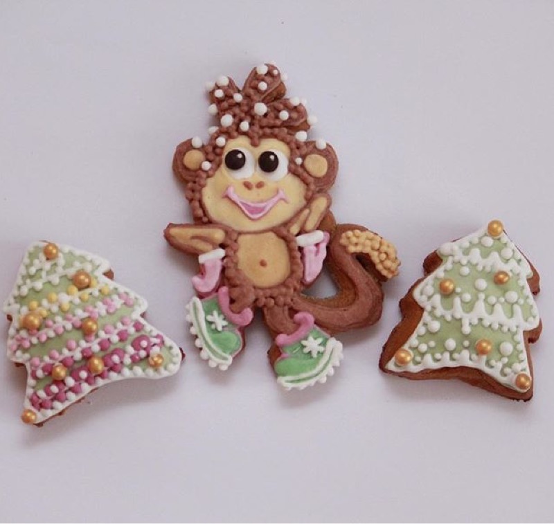 We decorate gingerbread cookies, cookies