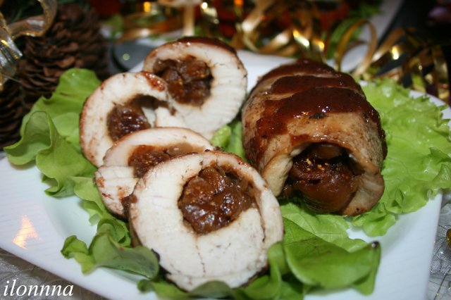 Festive chicken rolls with figs and caramelized onions