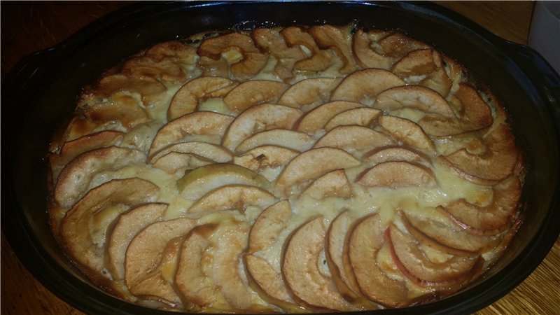 Walnut cakes with apples and custard