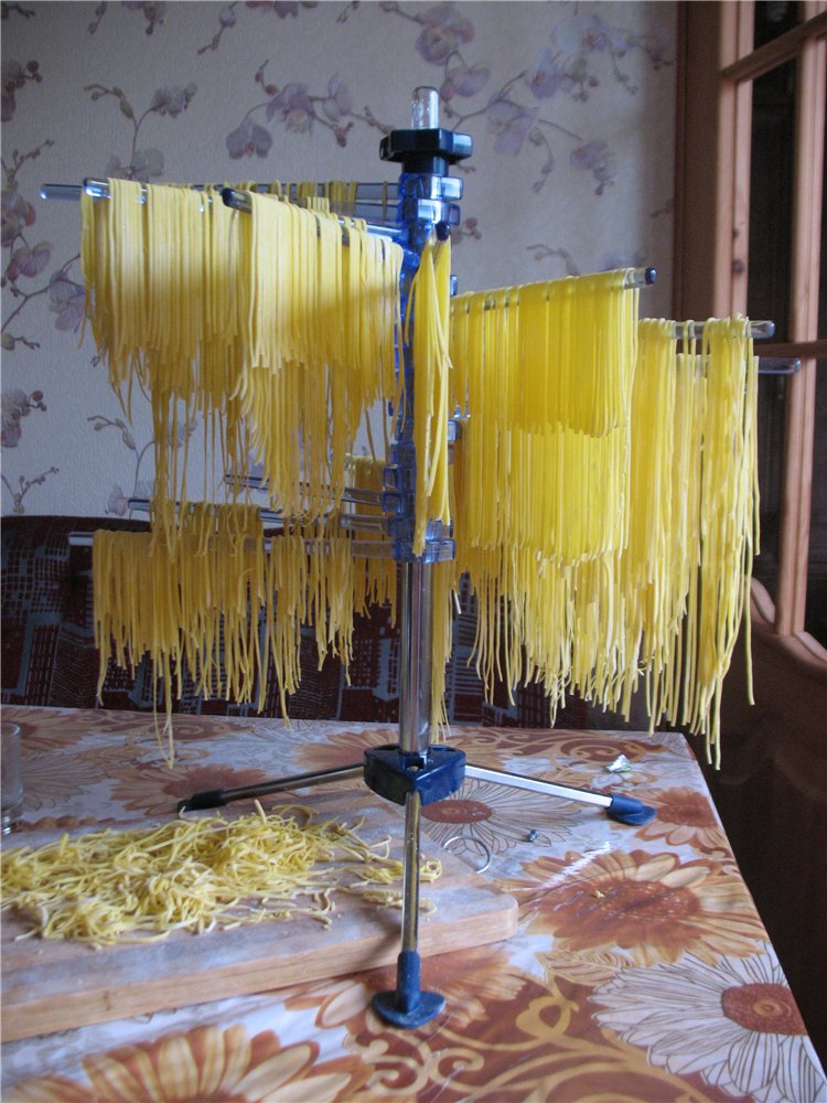 Tagliatelle fatte in casa, ravioli e tutto il necessario per prepararli