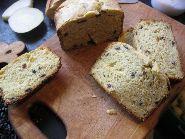 Pan de mantequilla con pasas en una panificadora