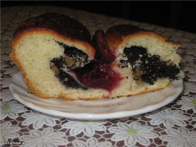 Spiral pie with poppy seeds and plums