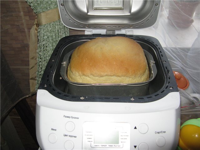 Tarwebrood met griesmeel in een broodbakmachine