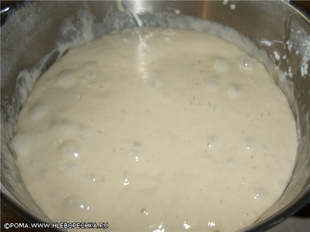 Panqueques hechos de masa vieja (agria) con salmón y queso mascarpone