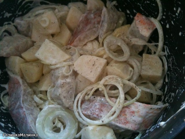 Fish with carrots and onions in sour cream