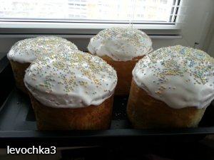 Torta di Pasqua sui tuorli (impastare in una macchina per il pane)