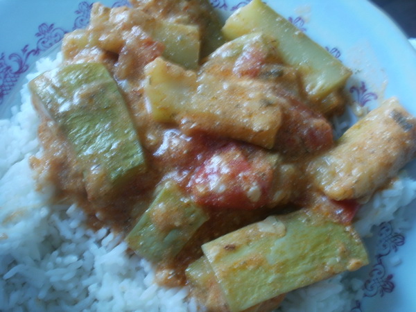 Zucchine al pepe in salsa di pomodoro e panna acida (multicooker Aurora)