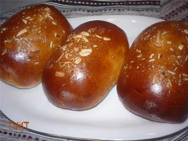 Mini roll na may almond at tsokolate na pagpuno