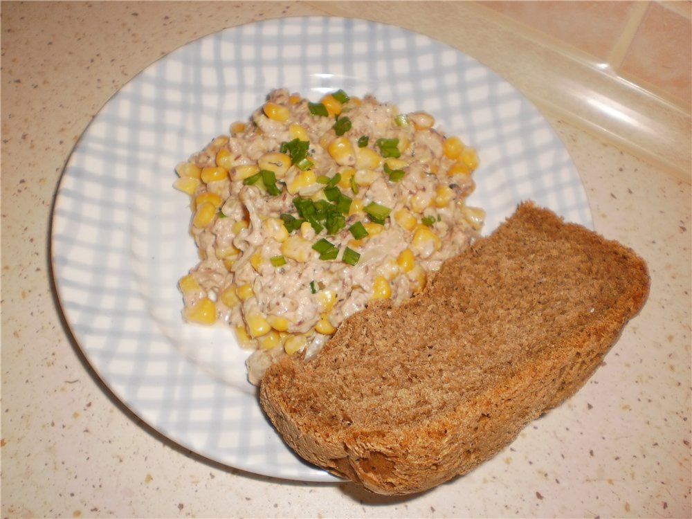 Saury-salade Medbratovsky verleidelijk