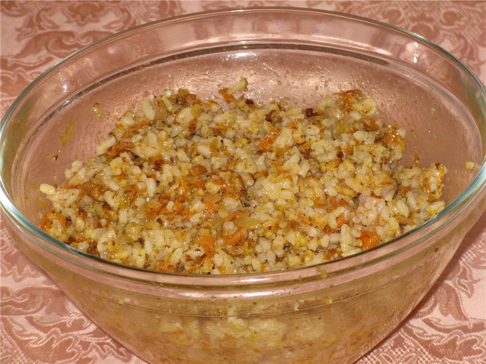 Cabbage rolls with nuts in pumpkin sauce