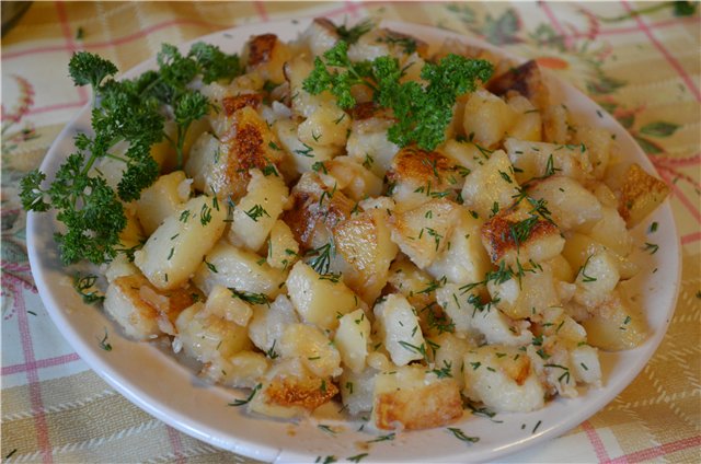 Oca con mele in una pentola a cottura lenta