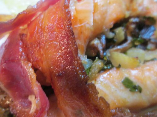 Salmon sa bacon na pinalamanan ng mga peras, kabute at mga mani