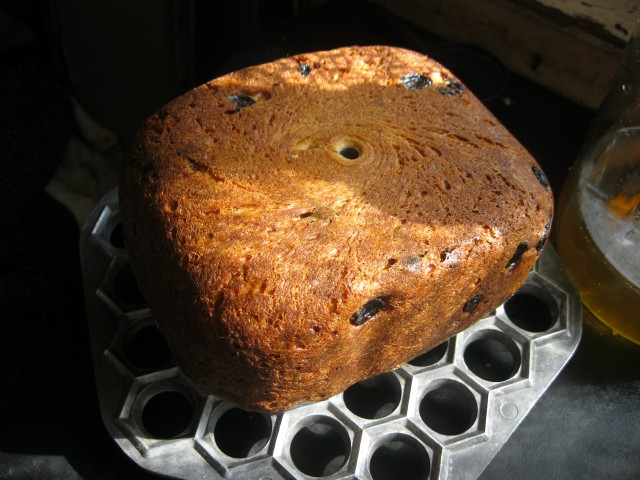 Pan de mantequilla con pasas en una panificadora