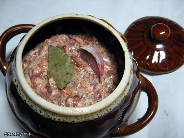 Patè di fegato in una pentola, bollito a bagnomaria