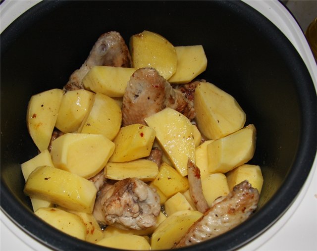 Chicken wings stewed with potatoes in milk (Multicooker)