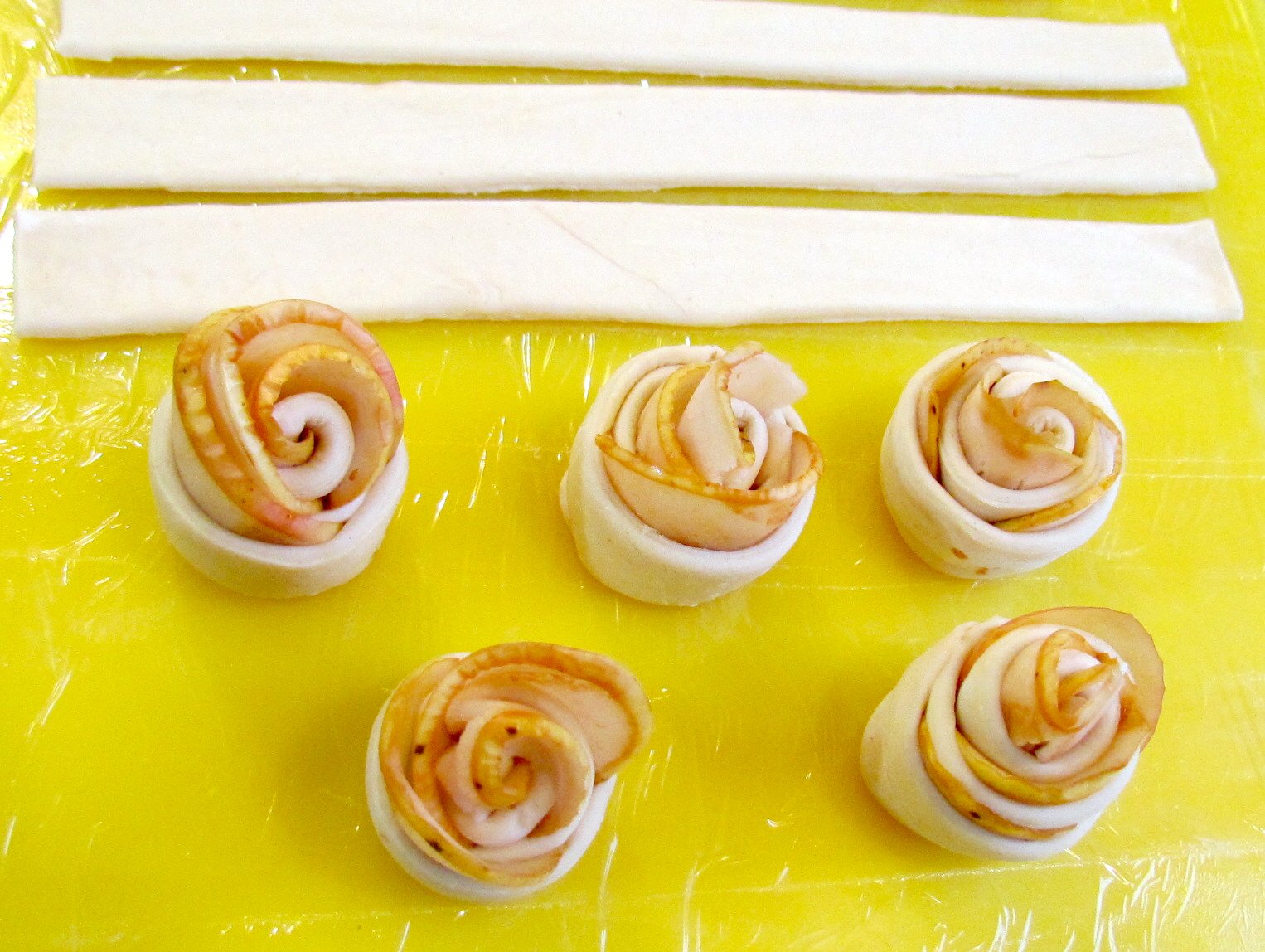 Roses de salsitxa en pasta de full (forn)