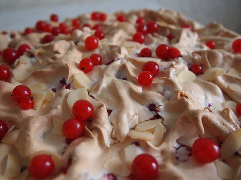 Pastel de merengue de grosella roja