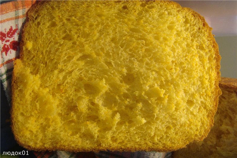 Pane alle carote in una macchina per il pane