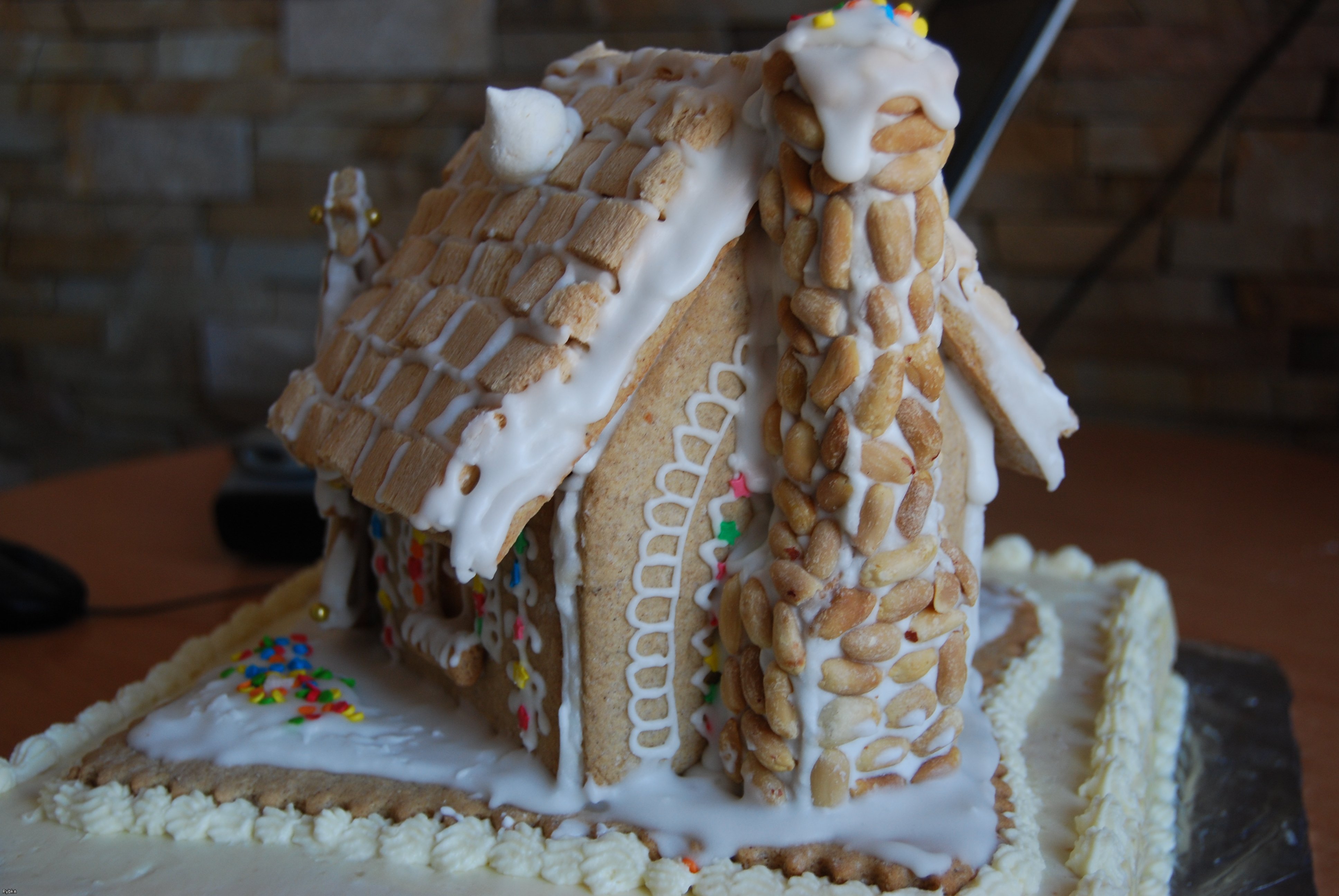 Gingerbread house (how to assemble and decorate)