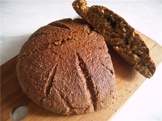 100% rye tinapay na may rye-kefir sourdough sa oven