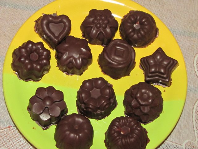 Dulces de chocolate con relleno de gofres.