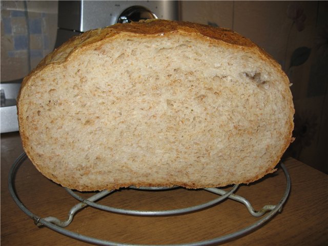 Sourdough na tinapay na may nakakalat na trigo ng trigo (sa oven)