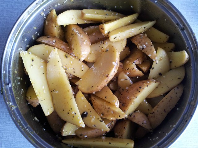 Baked potatoes with a crust "Nesina potato"