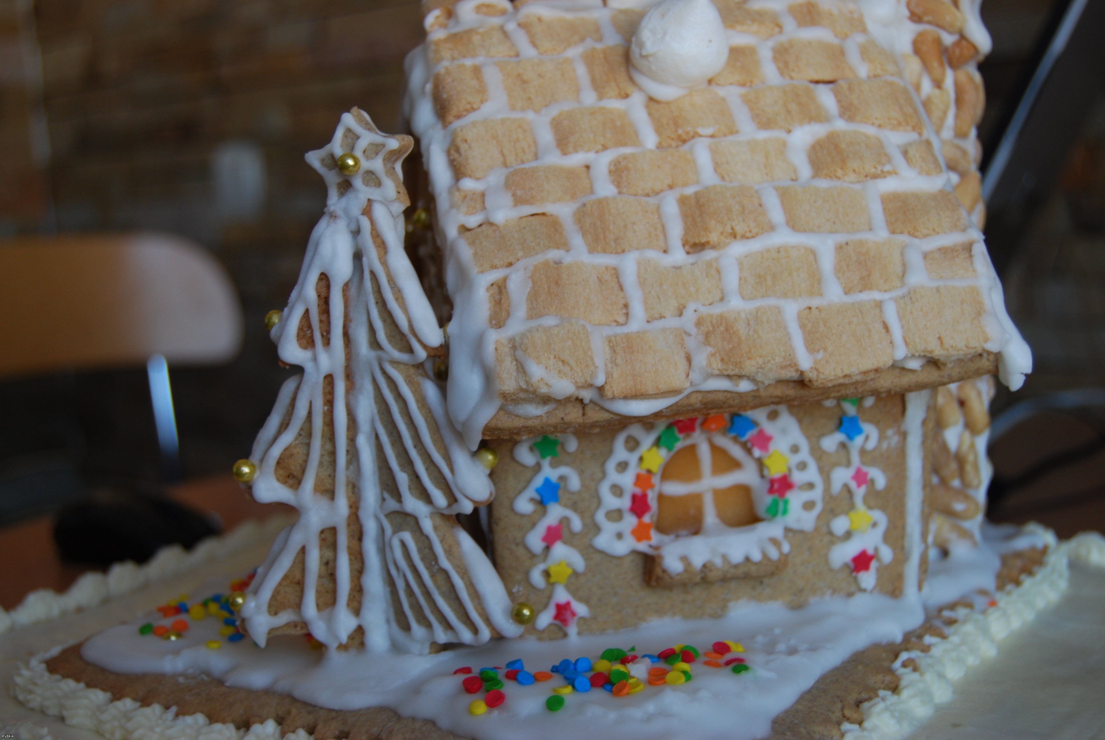 Gingerbread house (how to assemble and decorate)