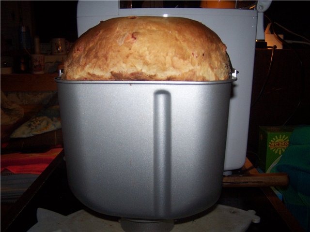 Pan de mantequilla con pasas en una panificadora