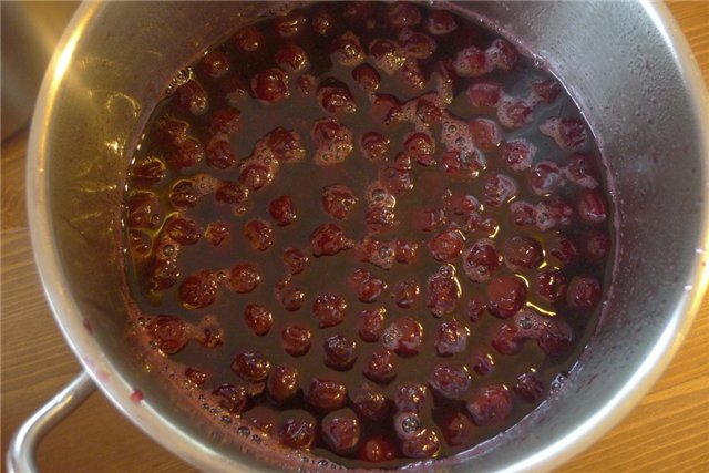 Cómo hacer mermelada de cerezas cubierta de chocolate