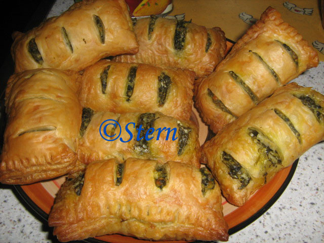 Puff pastries với phô mai feta và rau bina