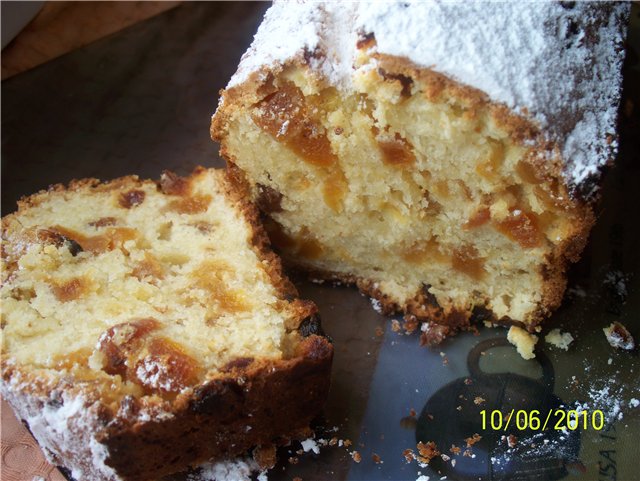 Curd cake with raisins and dried apricots