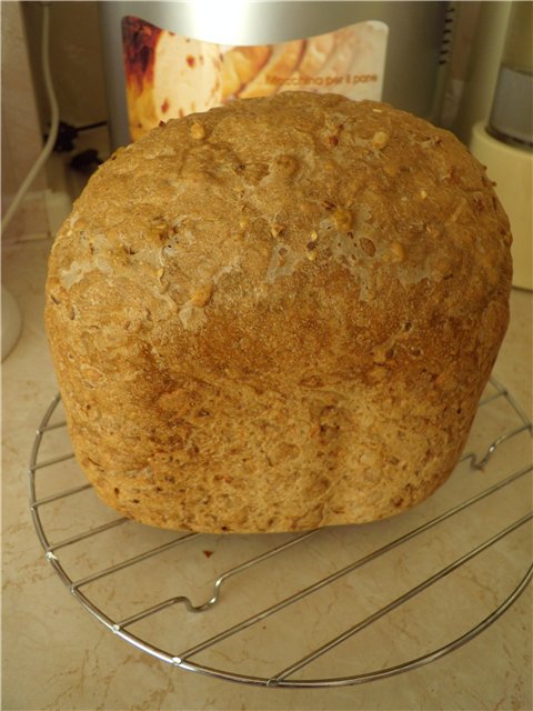 Pan de una mezcla de cereales Nastyusha 8 en una panificadora